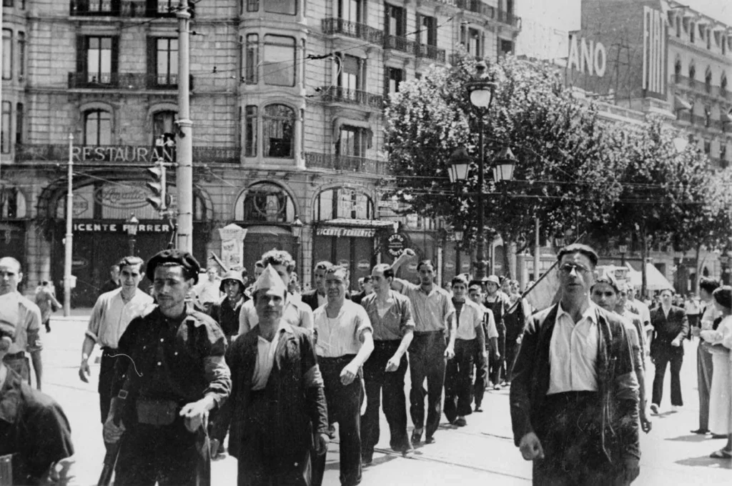 Milicians marxant cap al front d'Aragó amb les primeres columnes de combatents, a Barcelona. Arxiu Nacional de Catalunya: ANC1-1-N-3871.