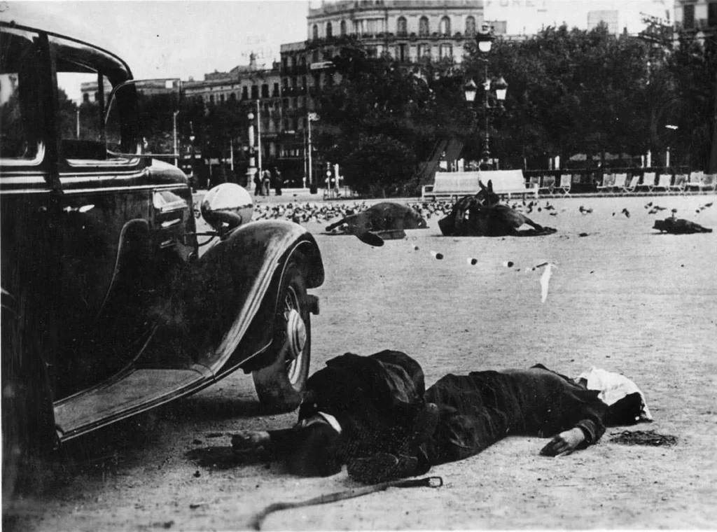 Cadàvers d'homes i cavalls a la plaça Catalunya a causa dels fets de juliol de 1936, a Barcelona. Arxiu Nacional de Catalunya: ANC1-1-N-5164.