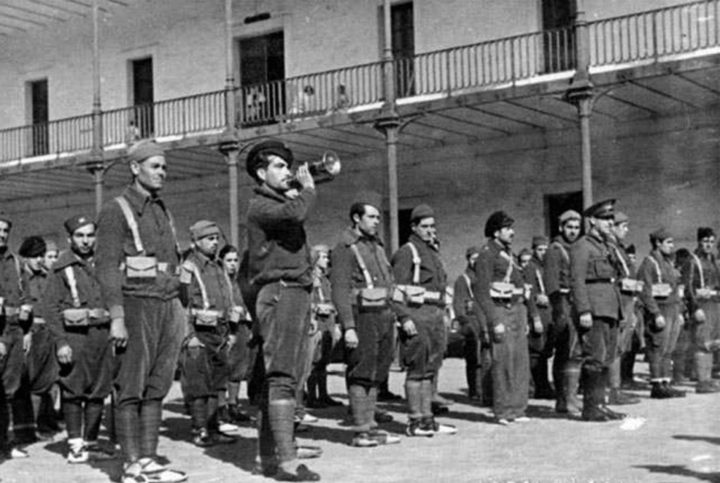 Alumnes, en formació, al pati de l'escola d'instrucció militar [de comissaris de guerra] de la caserna de la divisió Carlos Marx, Barcelona. Arxiu Nacional de Catalunya: ANC1-1-N-3194.